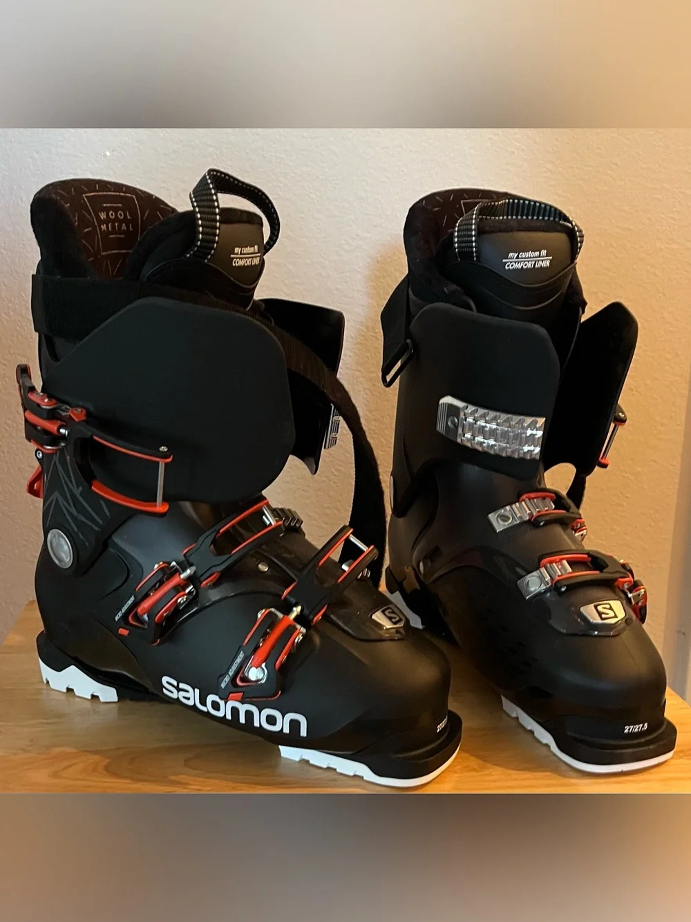 Salomon Men’s Black Ski Boots with Red Trim. Size eu 27:27.5. NEW.